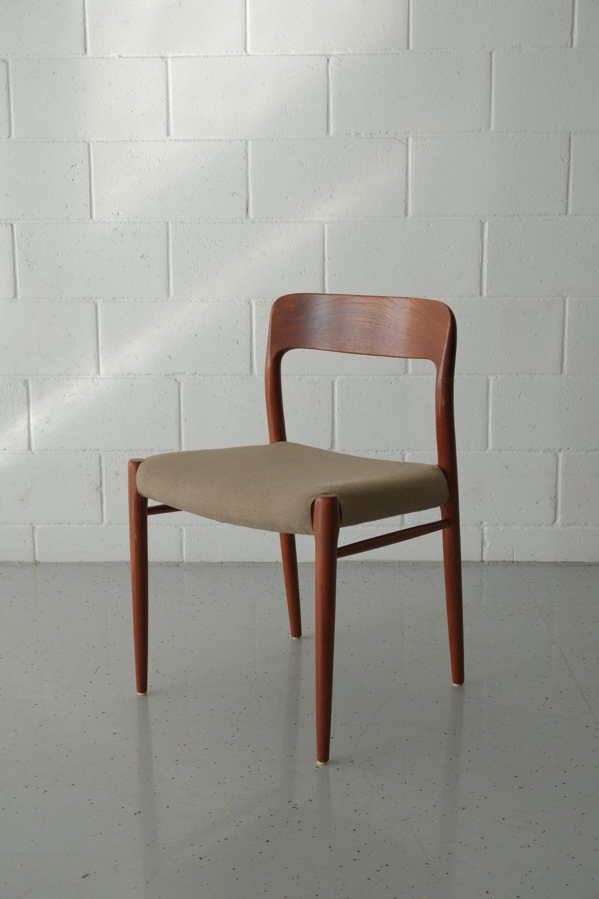 No Møller model 75 teak chair