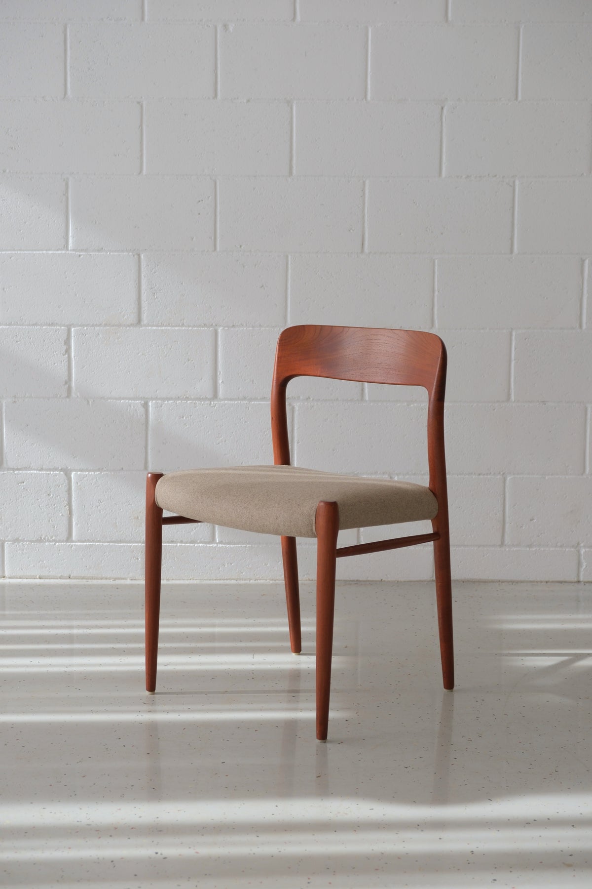 No Møller model 75 teak chair