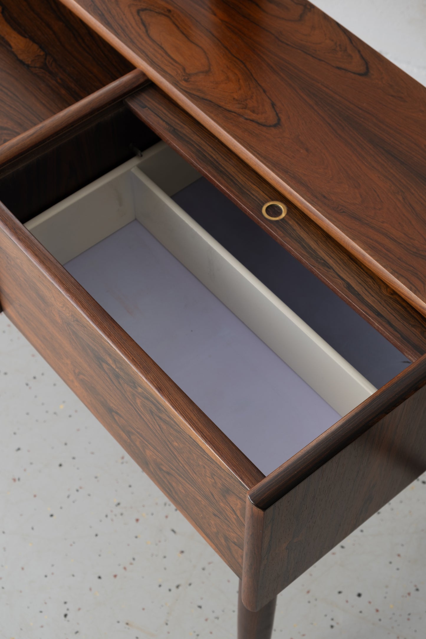 Melvin Mikkelsen dressing table