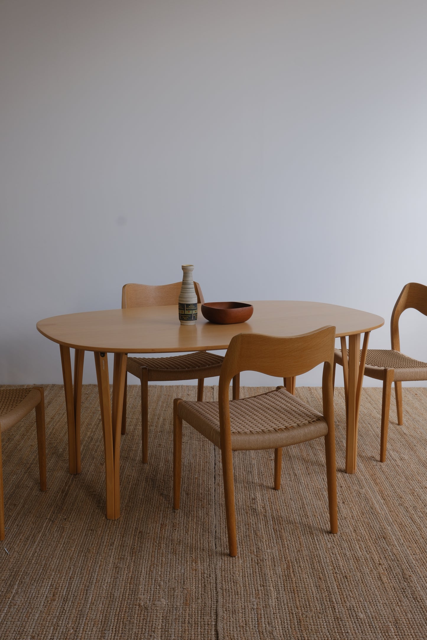 Dining table - Piet Hein for Fritz Hansen: Superellipse from 1980s