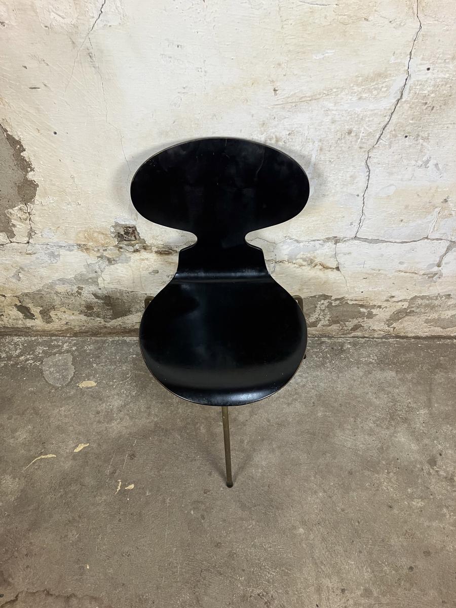 Ant chair by Arne Jakobsen