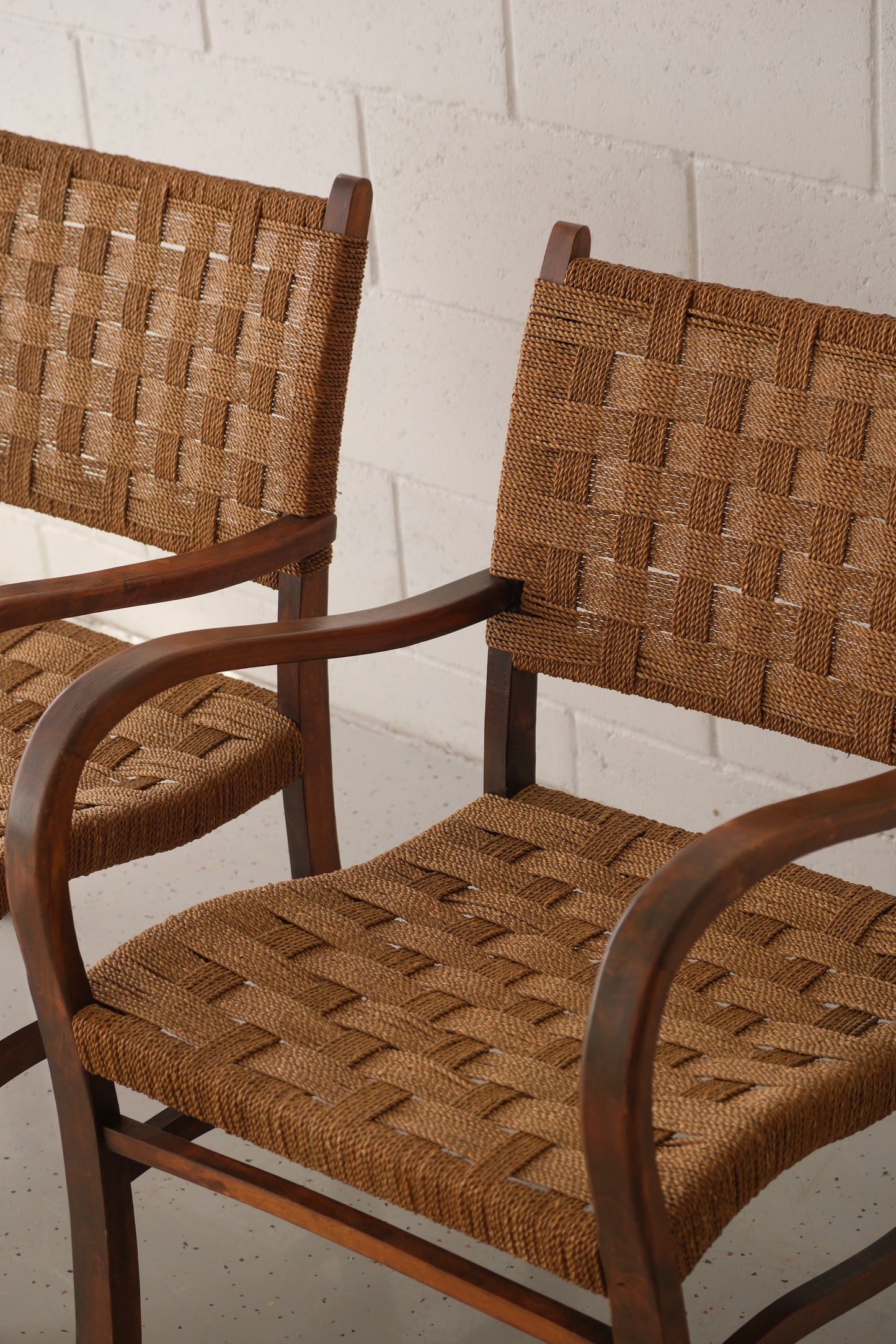 2 Lounge chairs with cord