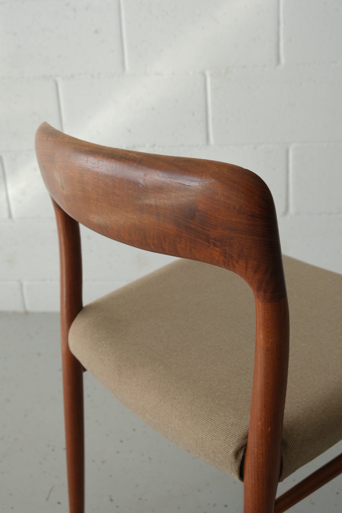 No Møller model 75 teak chair