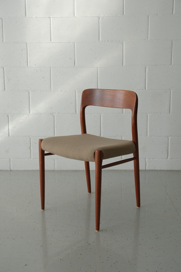 No Møller model 75 teak chair