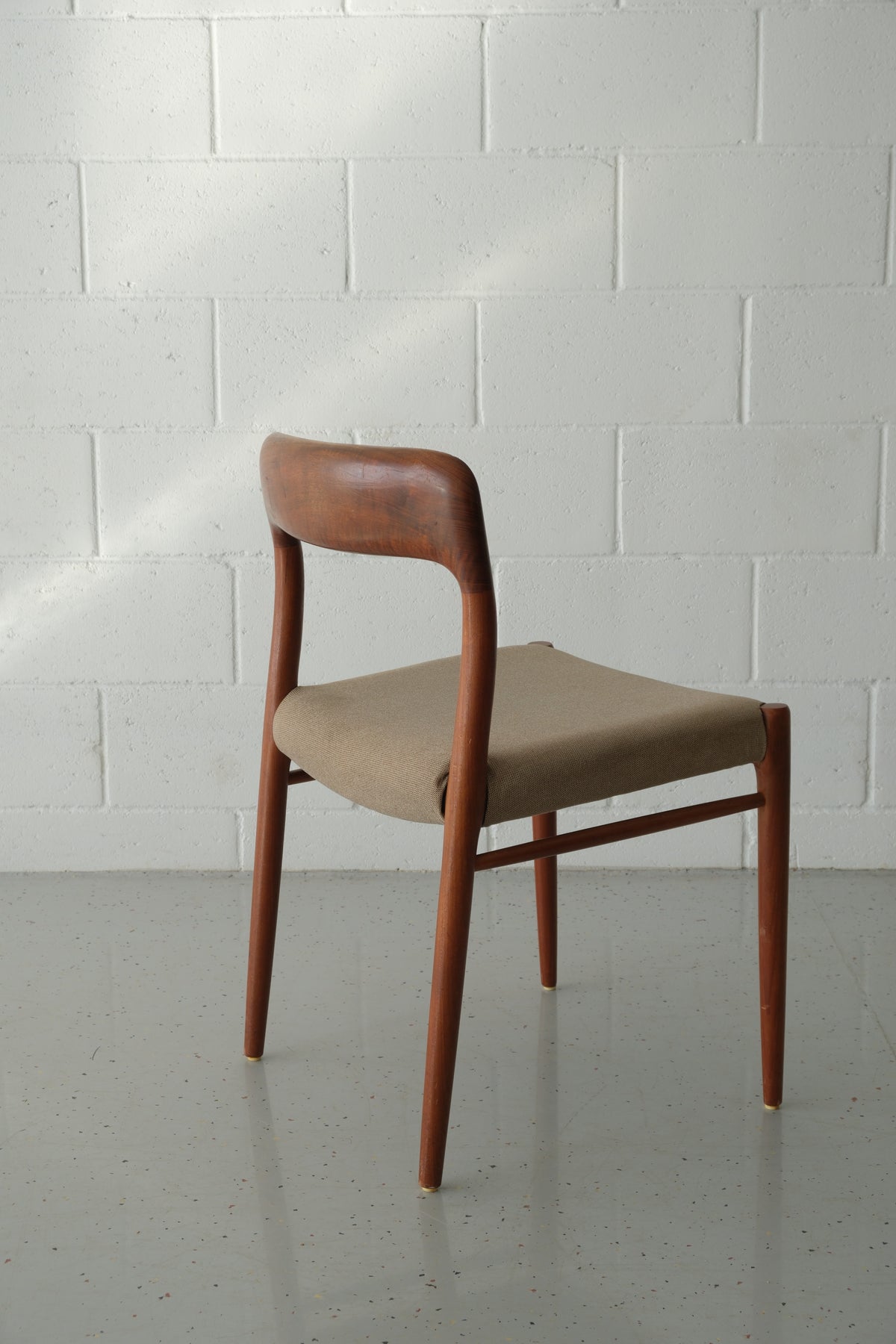 No Møller model 75 teak chair