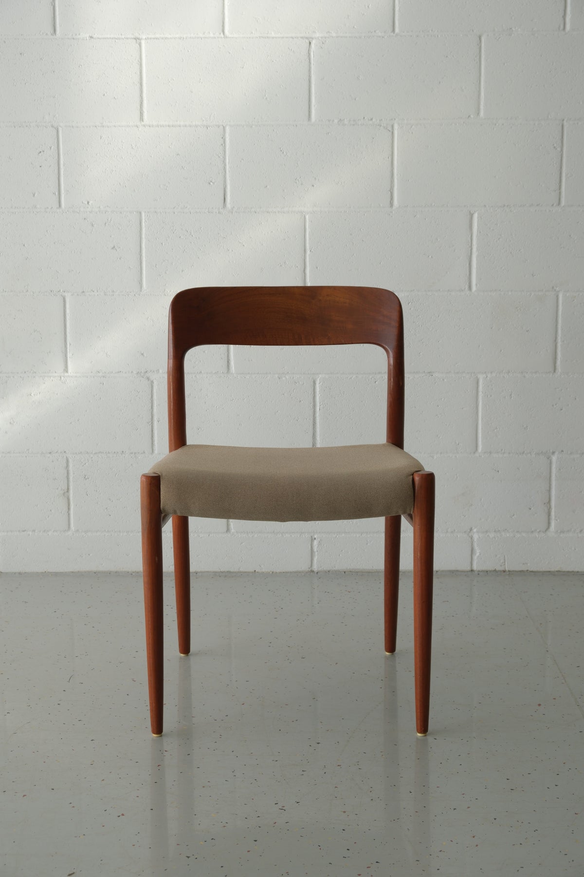 No Møller model 75 teak chair