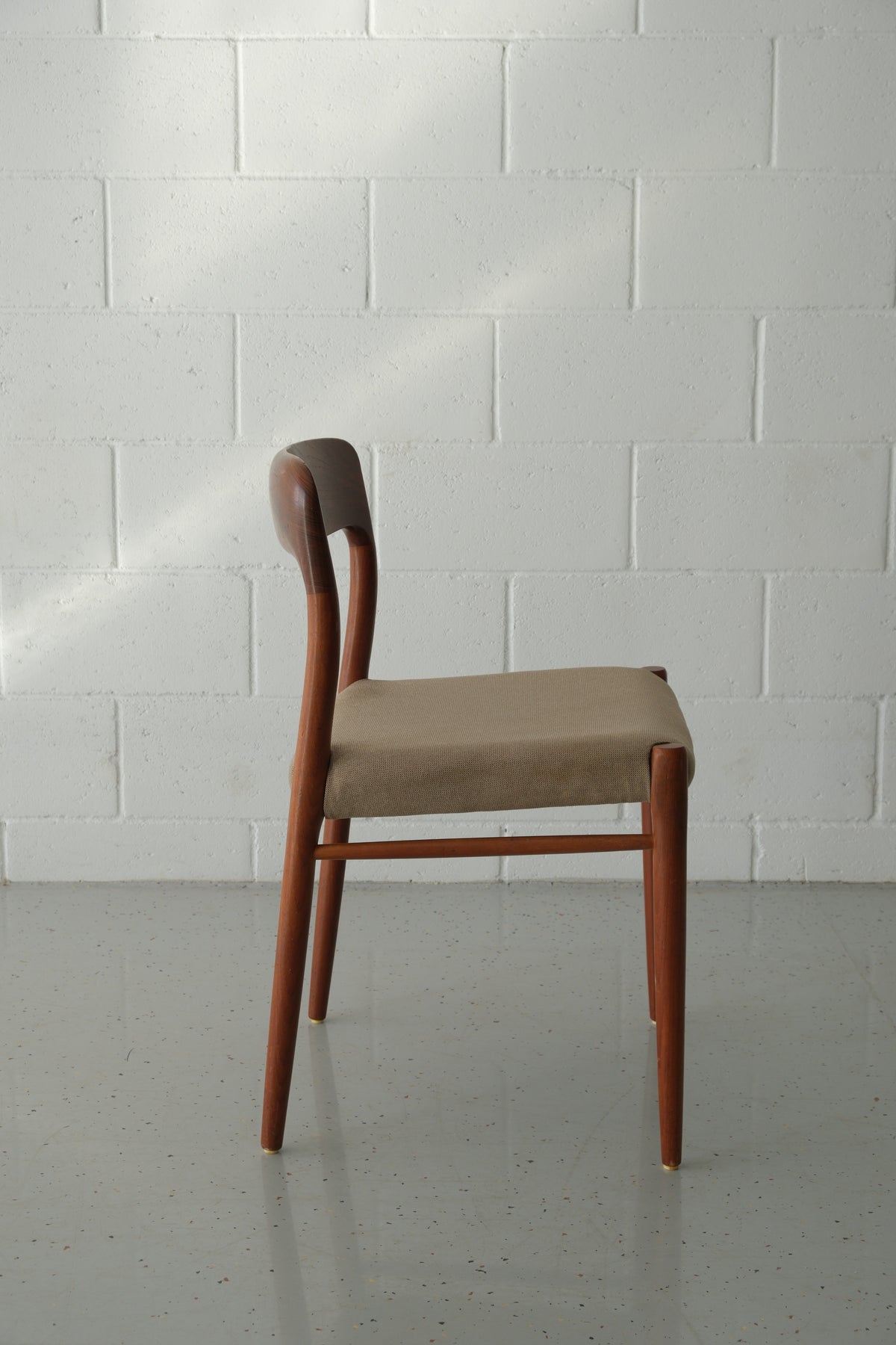 No Møller model 75 teak chair