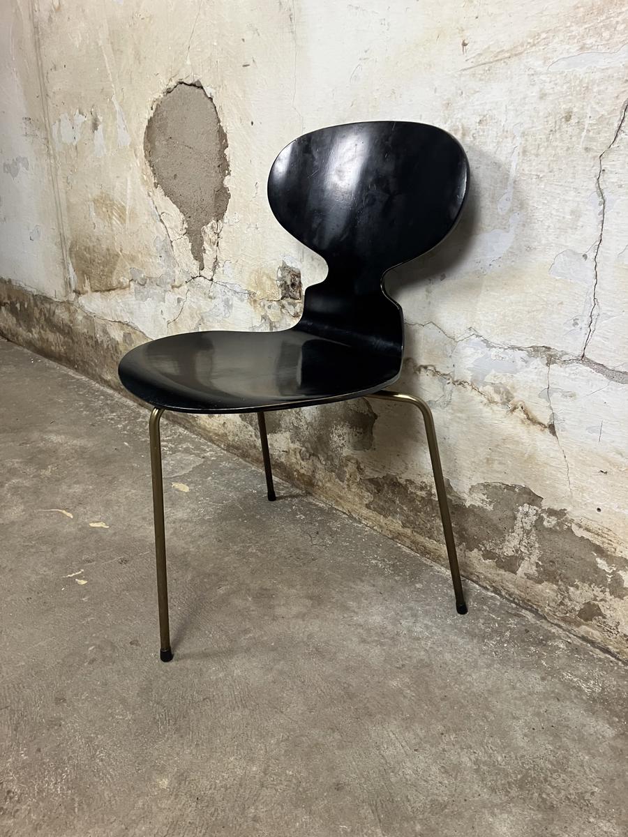 Ant chair by Arne Jakobsen