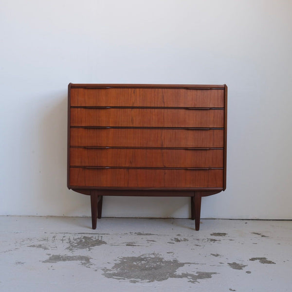 Chest of drawers with slightly curved front and five drawers | Henning Jørgensen | Fredericia Furniture Factory