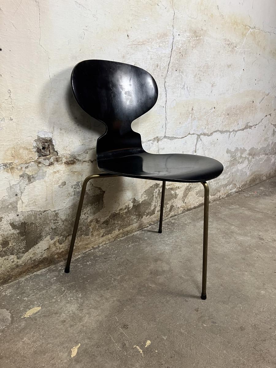 Ant chair by Arne Jakobsen