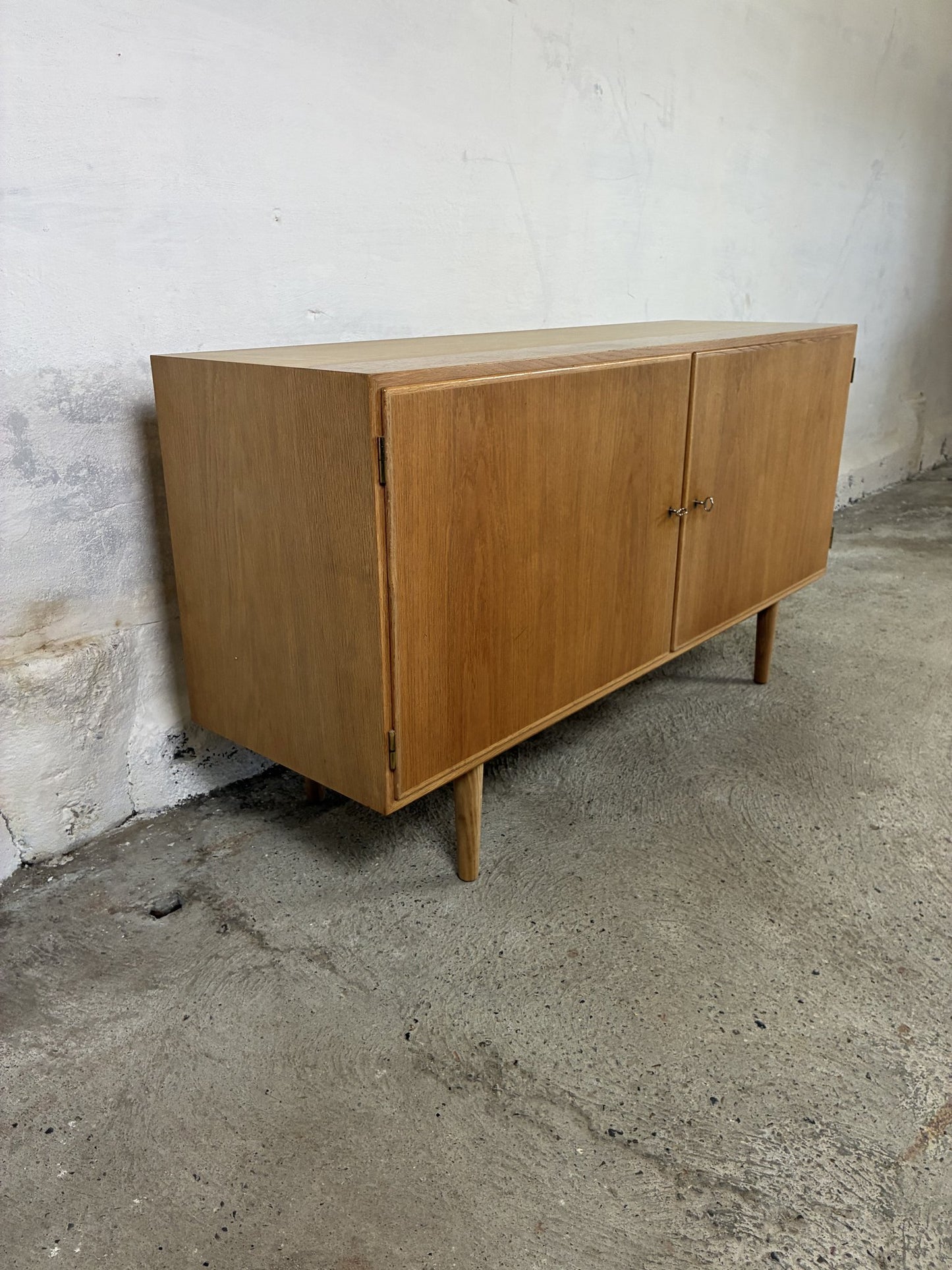 Low Oak sideboard by Hundevad 138x75x43