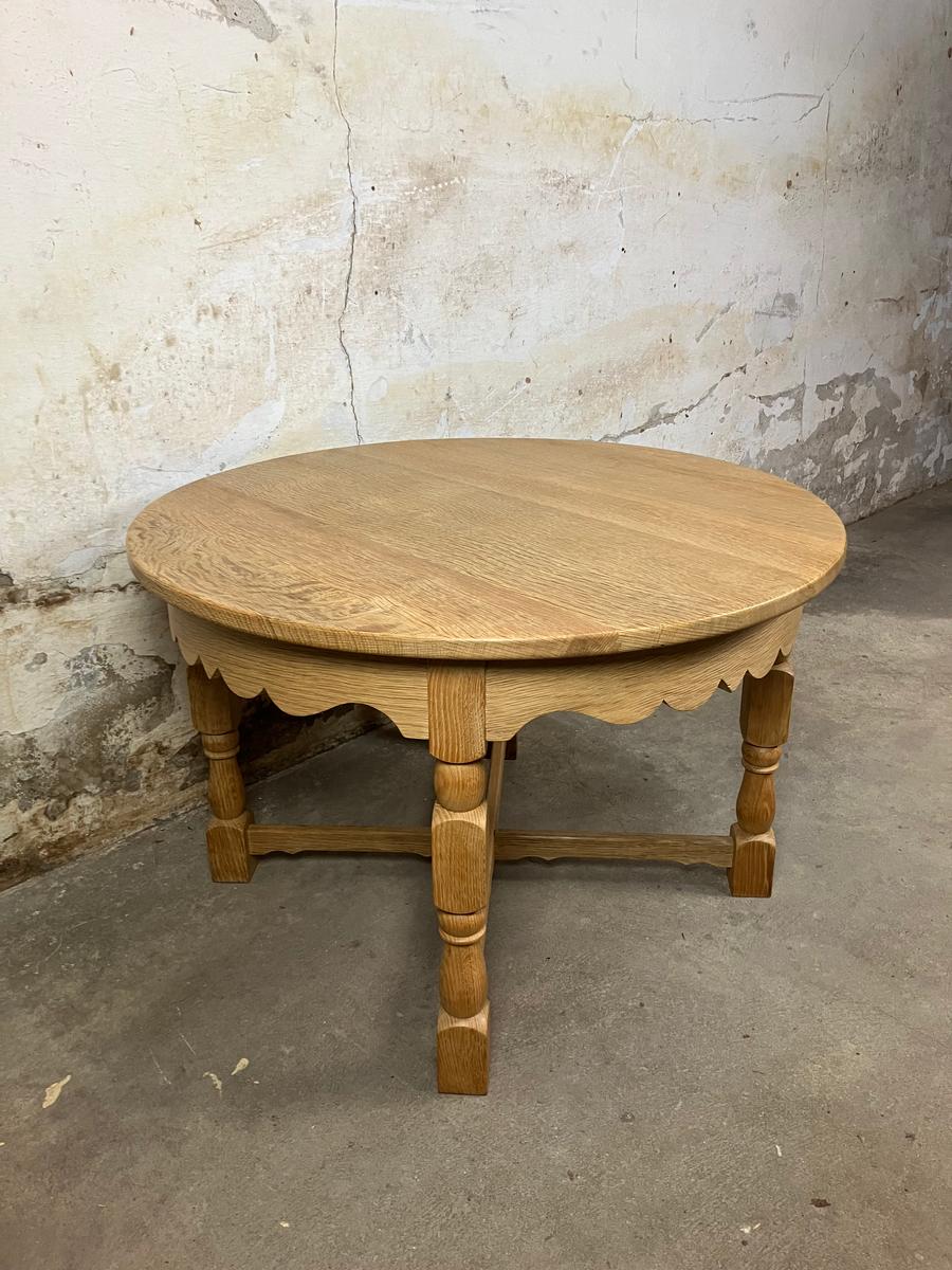 Round oak coffee table by Henning kjærnulf Ø85