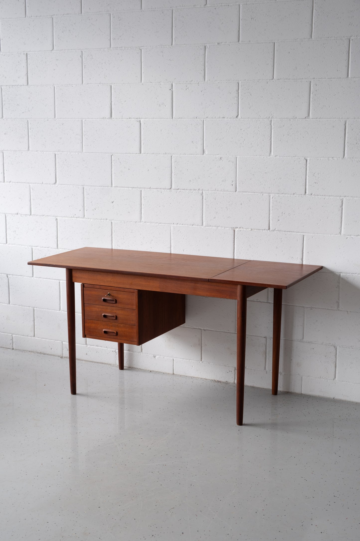 Leaf-drop desk with extension