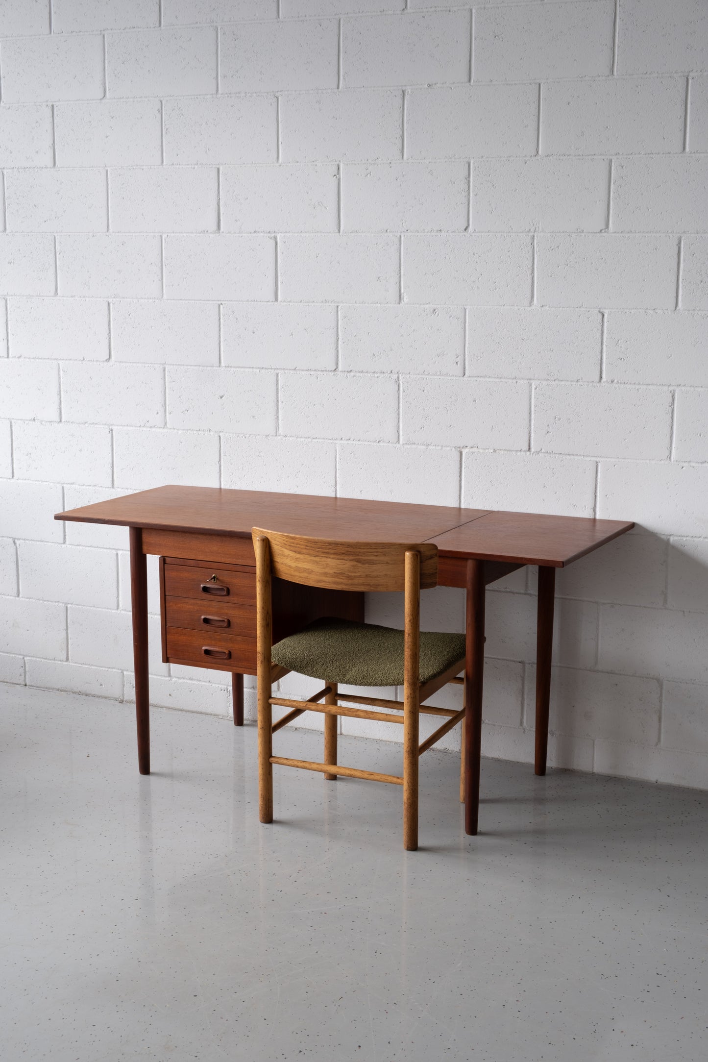 Leaf-drop desk with extension
