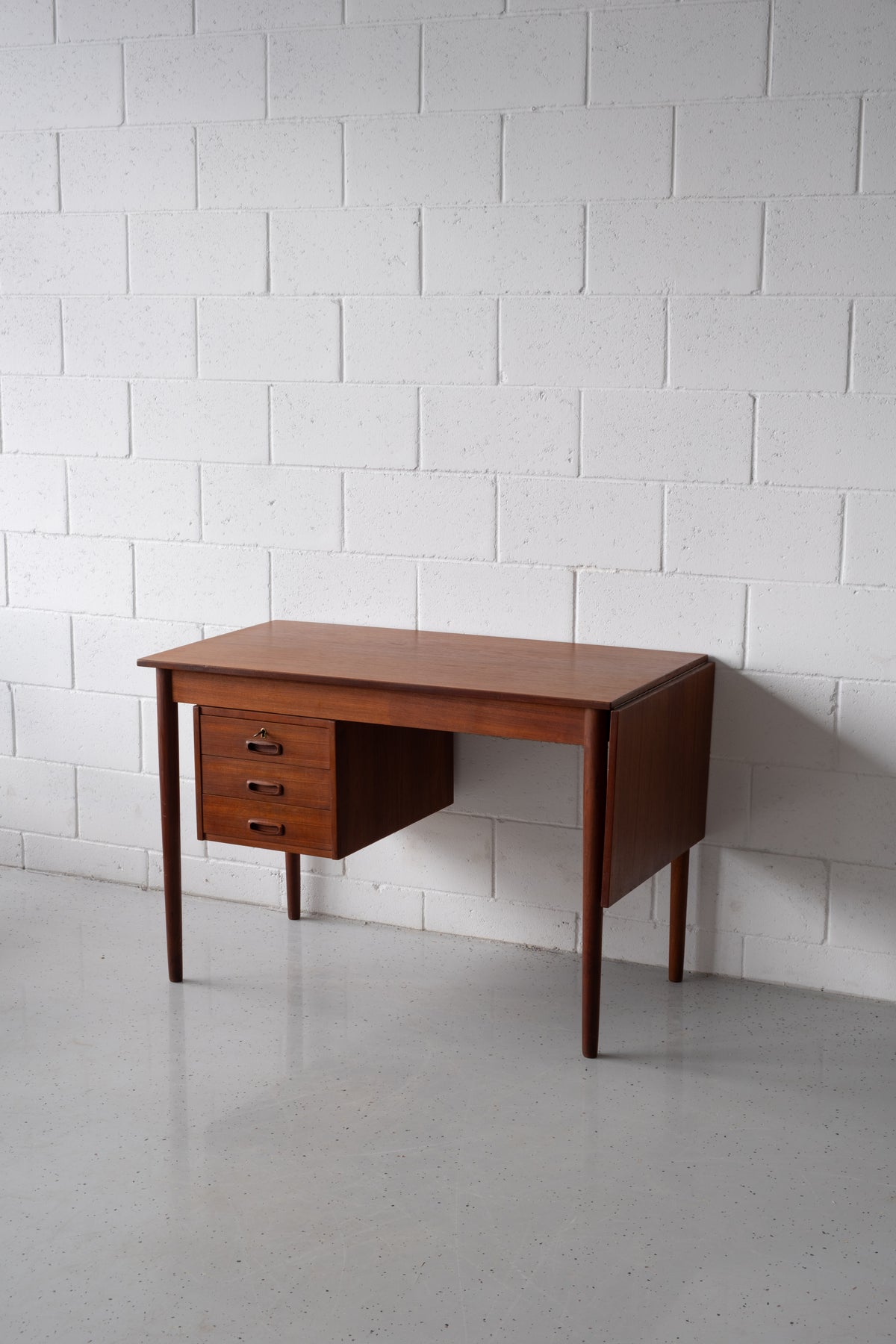 Leaf-drop desk with extension