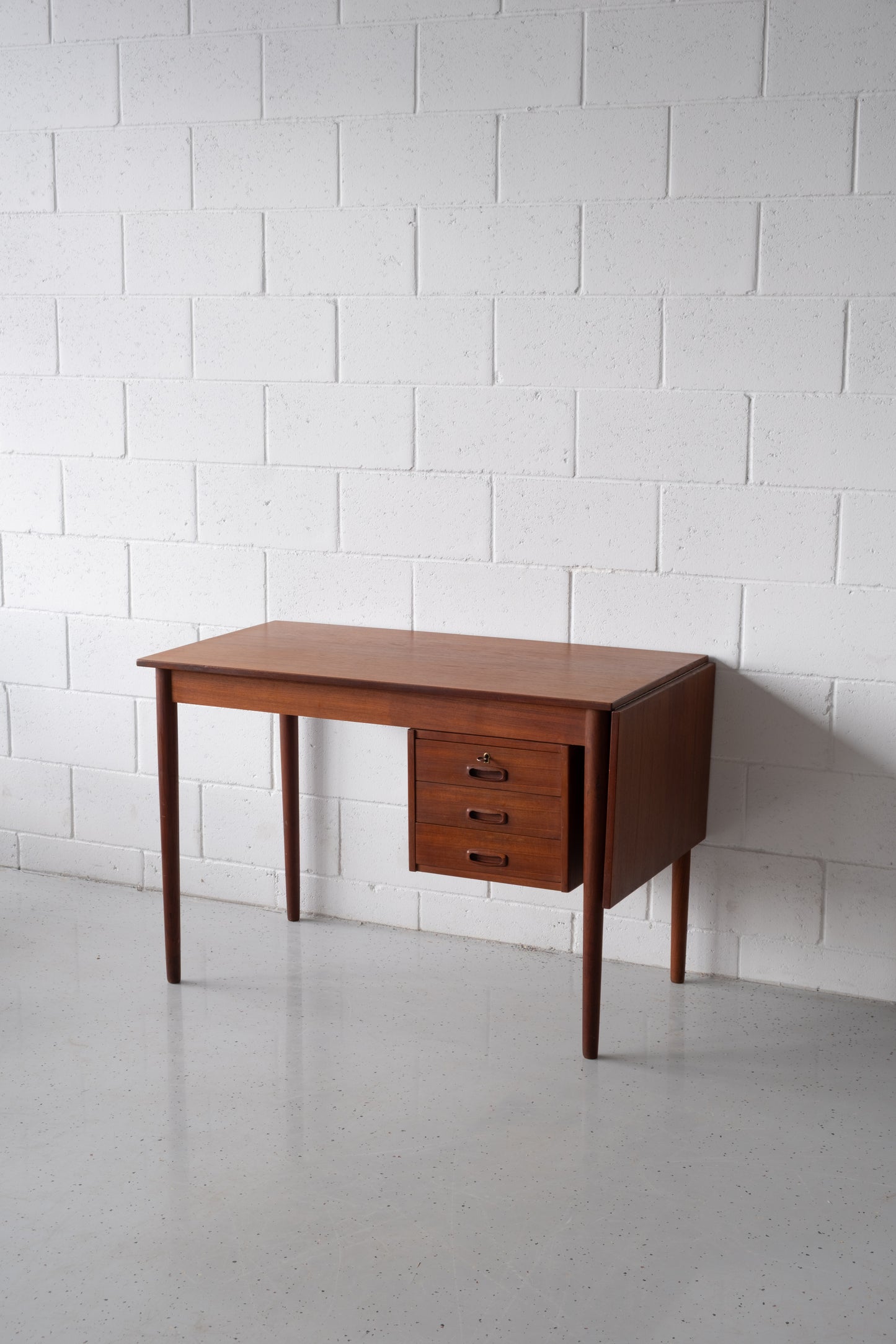Leaf-drop desk with extension