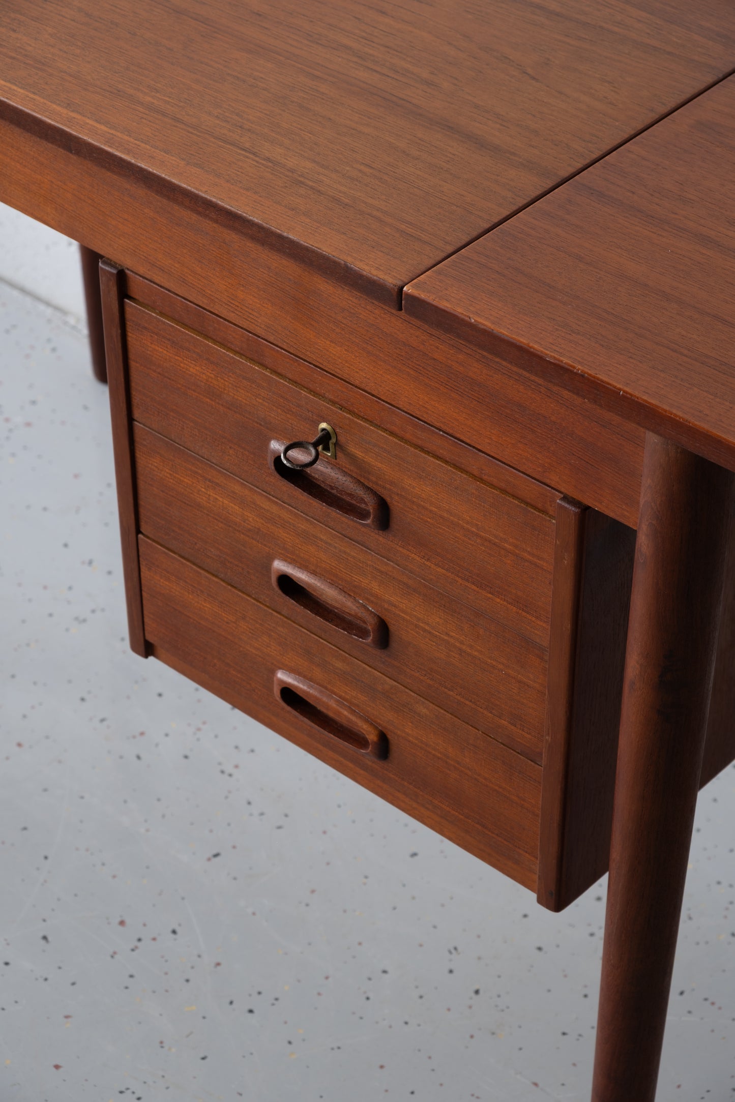 Leaf-drop desk with extension