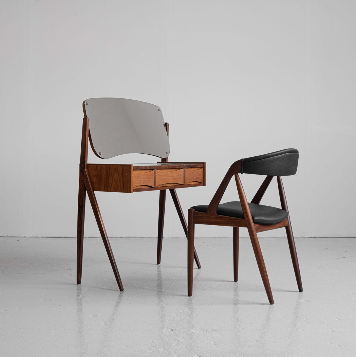 Dressing table with chair