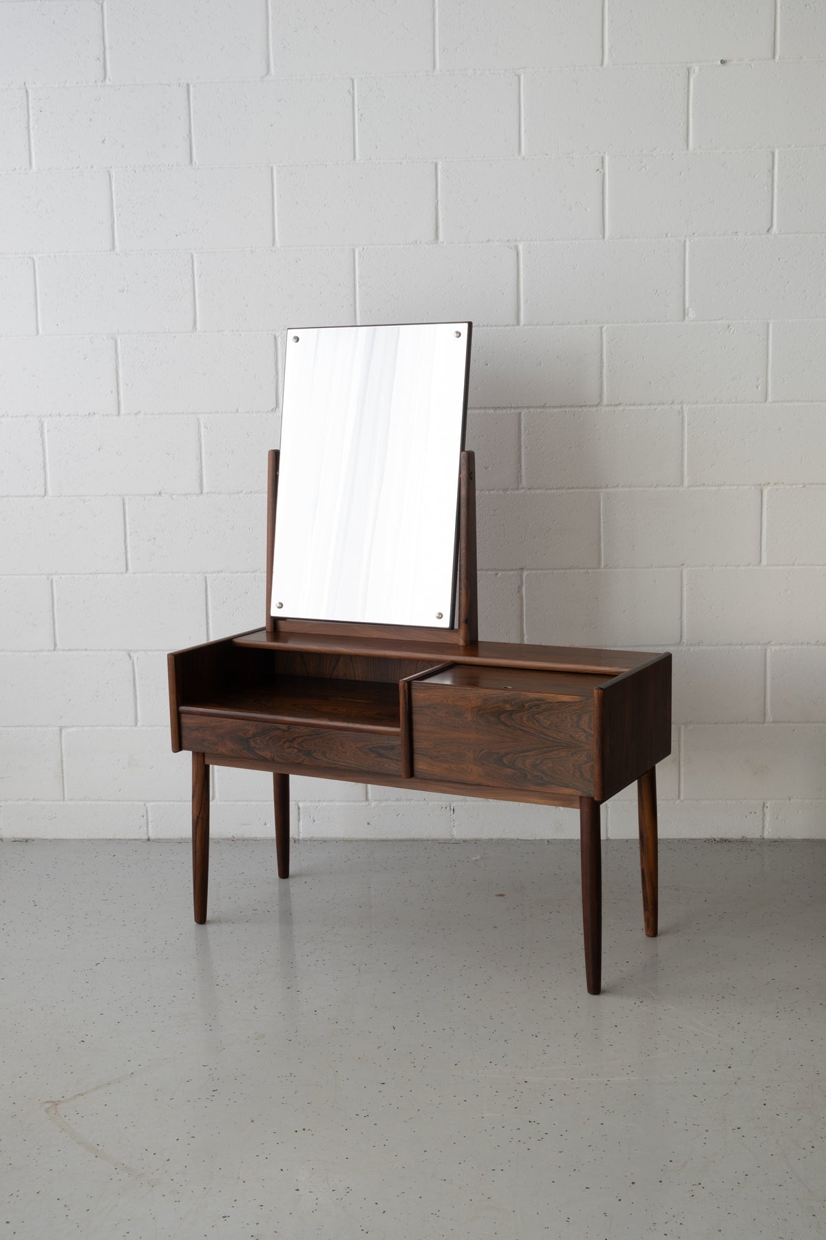 Melvin Mikkelsen dressing table