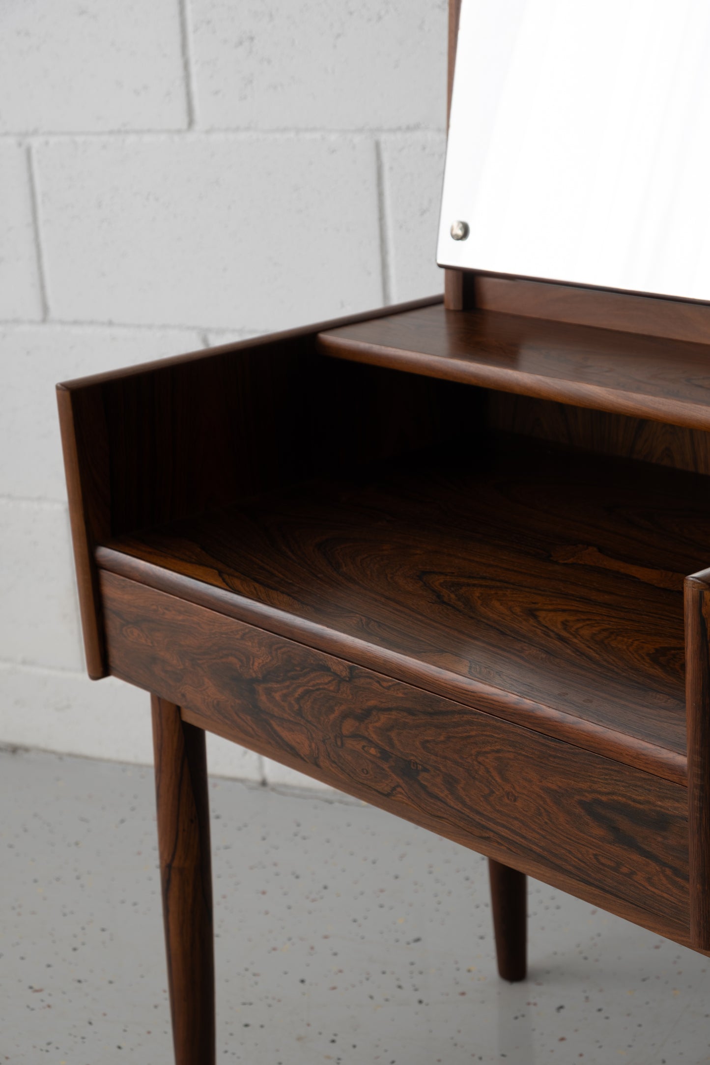 Melvin Mikkelsen dressing table
