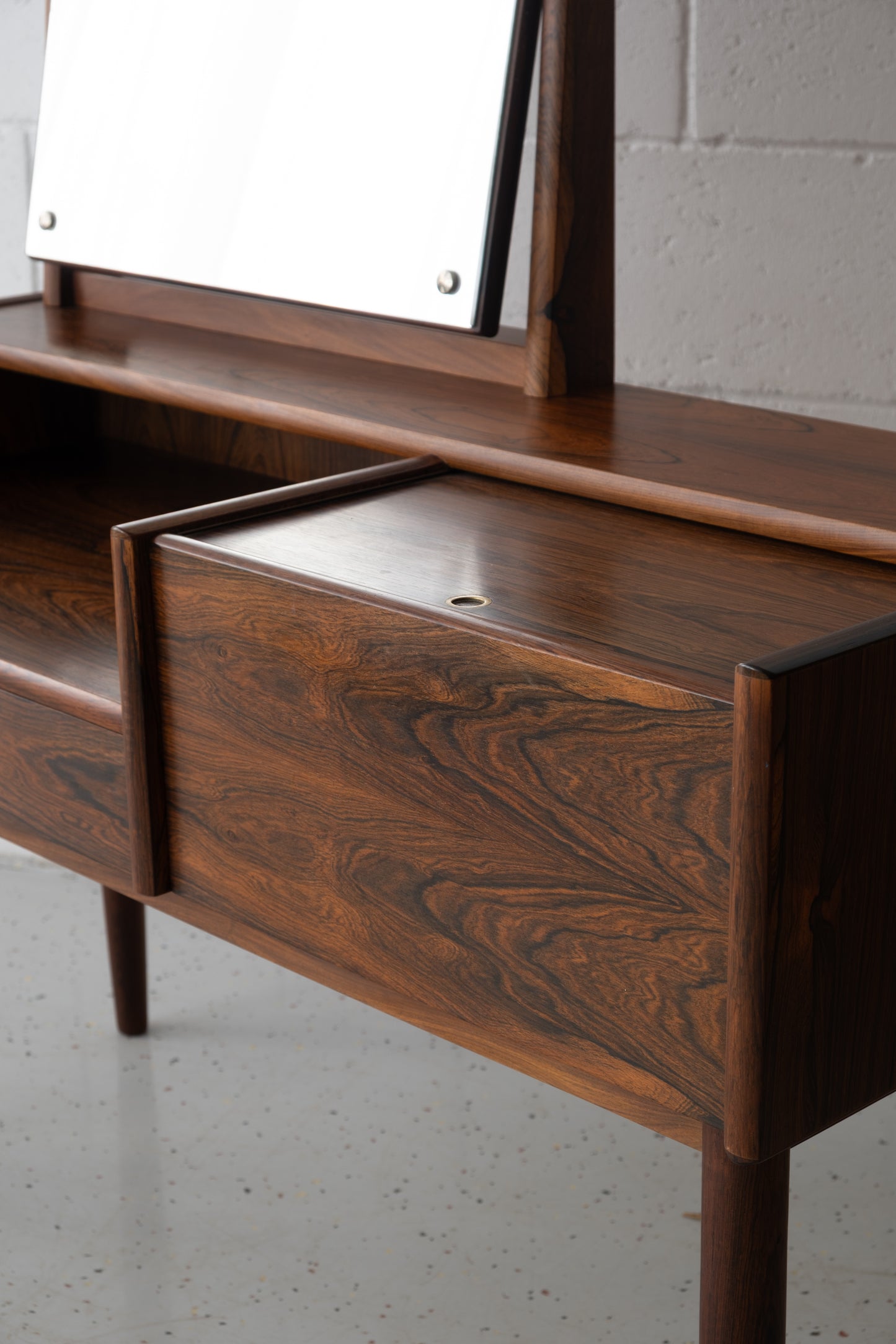 Melvin Mikkelsen dressing table