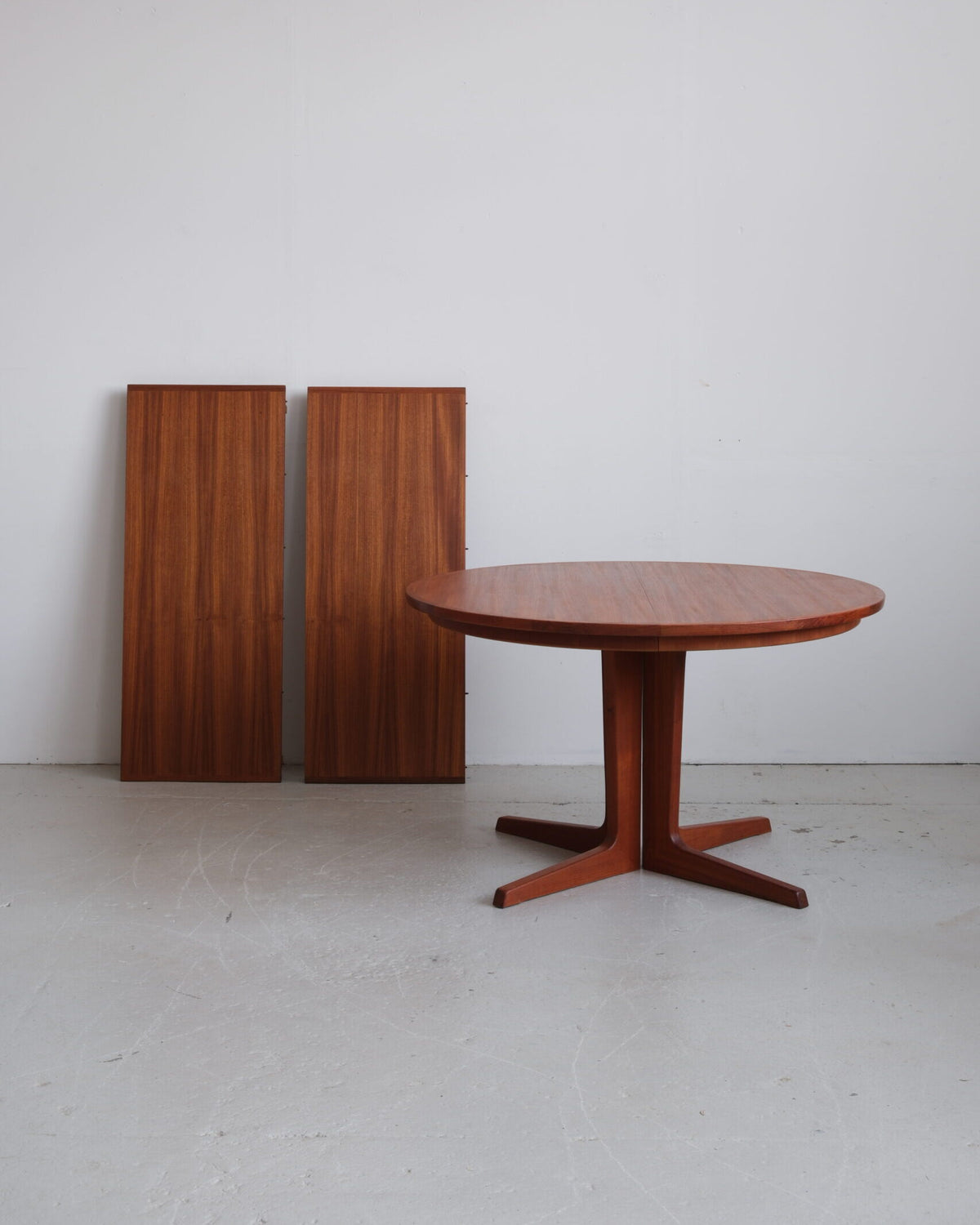 Round Pedersen table