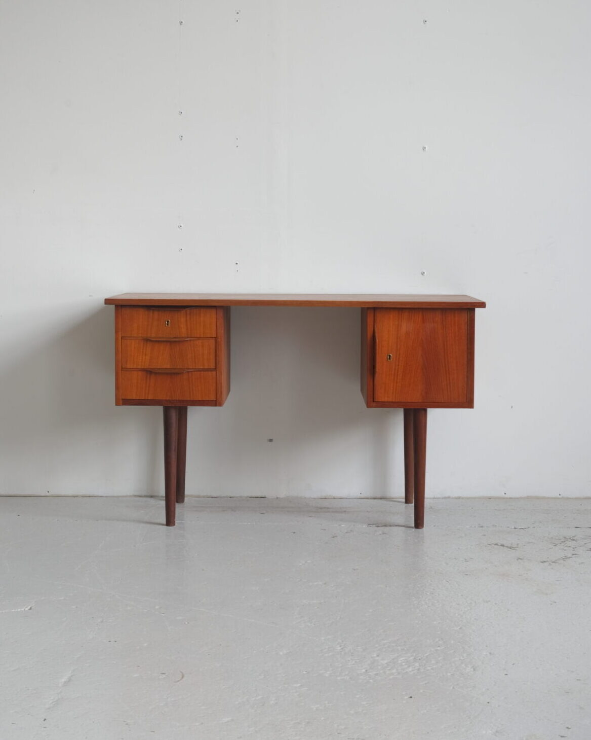 *RESERVED* Teak desk, 1960s