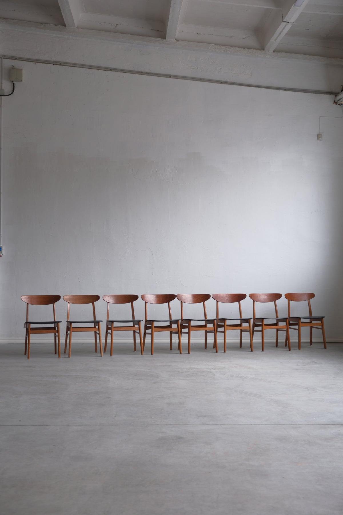 Theodor Harlev, model 210 Farstrup, set of 4 or 8 (to be restored)