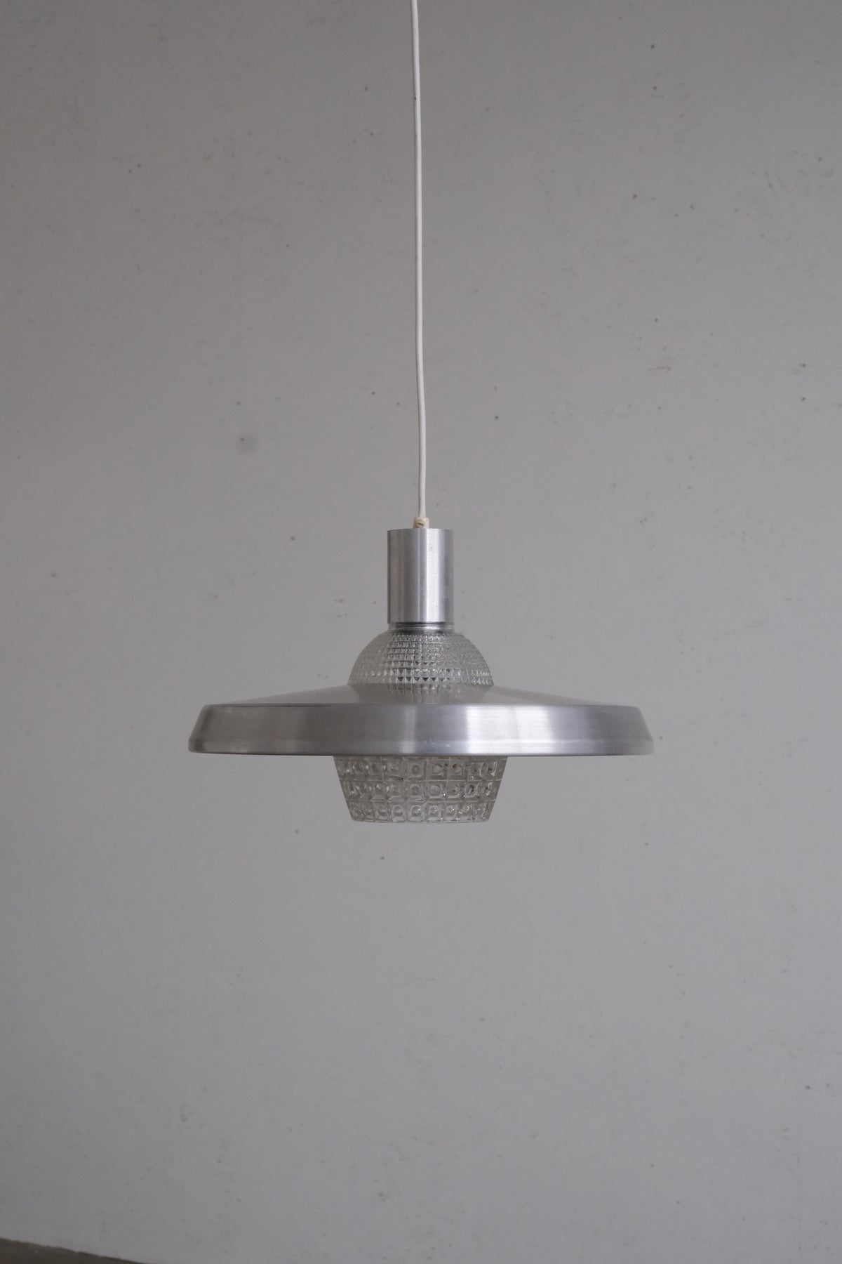 Taani alumiiniumist ja klaasist lamp