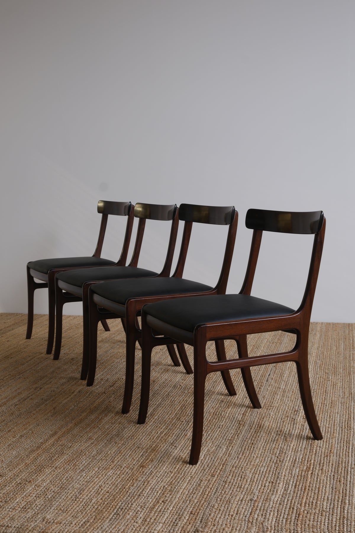 Ole Wanscheri mahagonist toolid (4 tk komplekt)