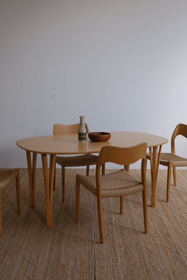 Dining table - Piet Hein for Fritz Hansen: Superellipse from 1980s