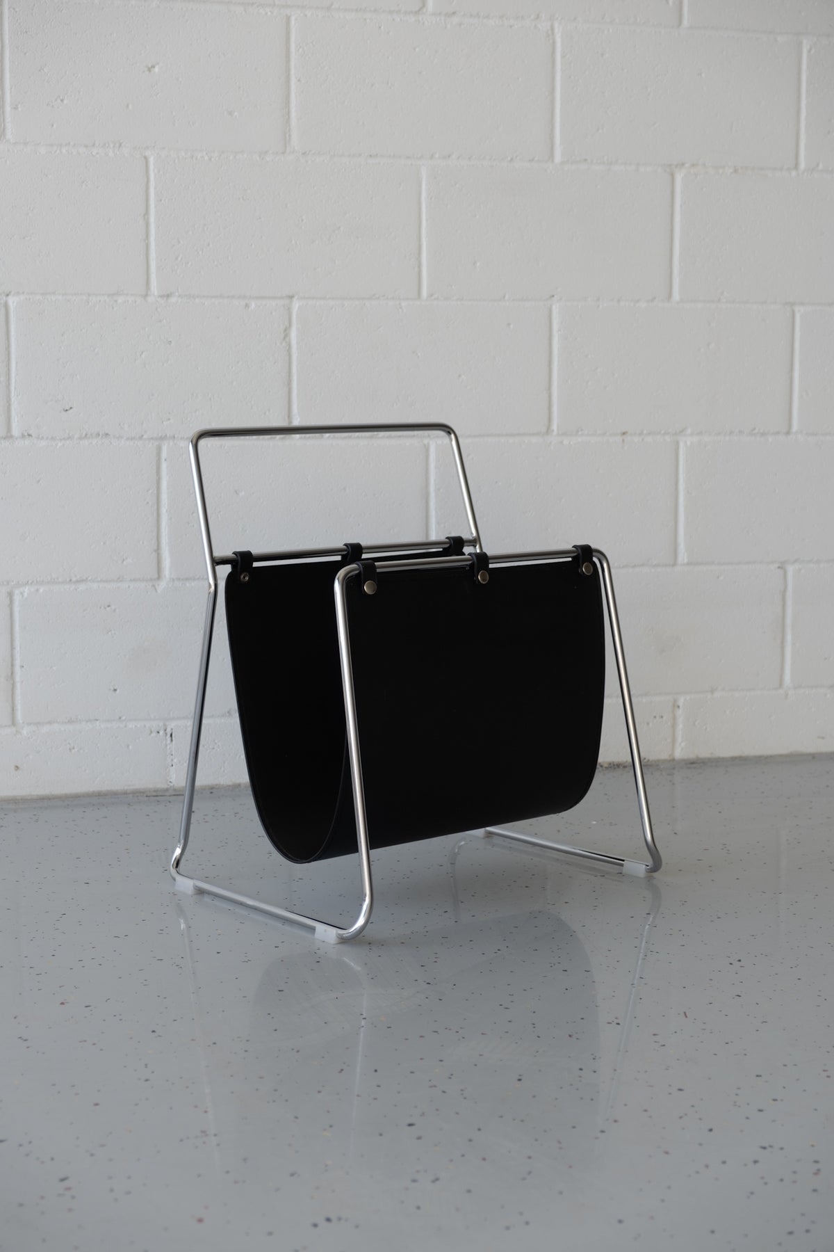 Magazine rack leather & chrome