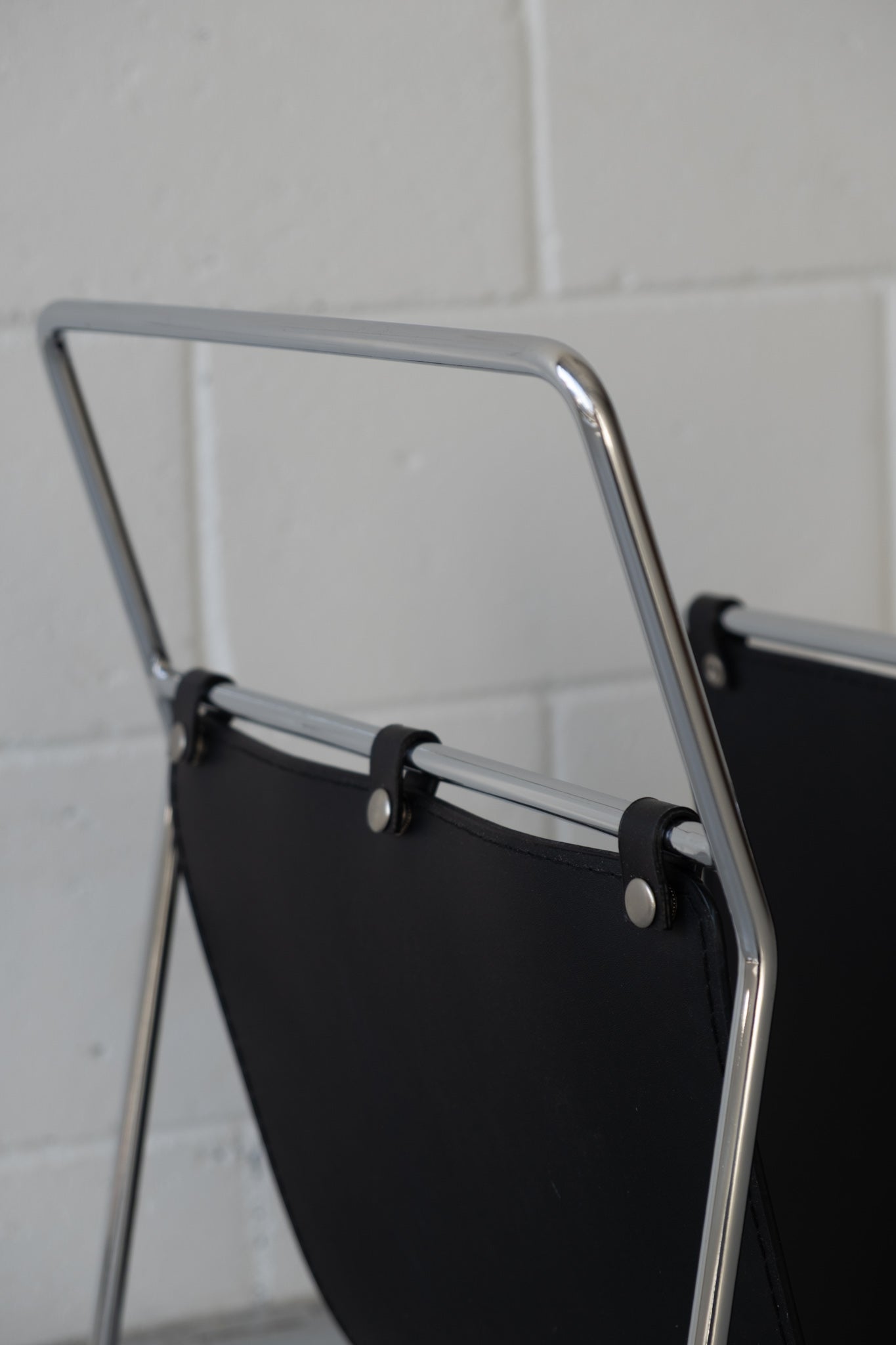 Magazine rack leather & chrome