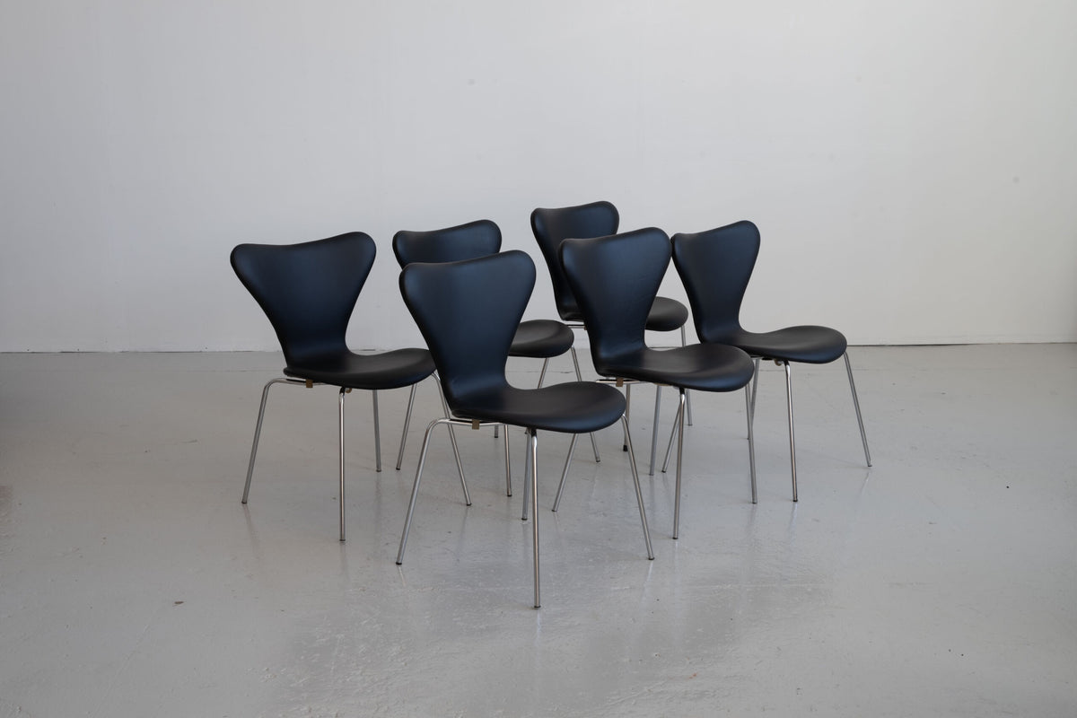 Arne Jacobsen 7 chairs upholstered in black leather