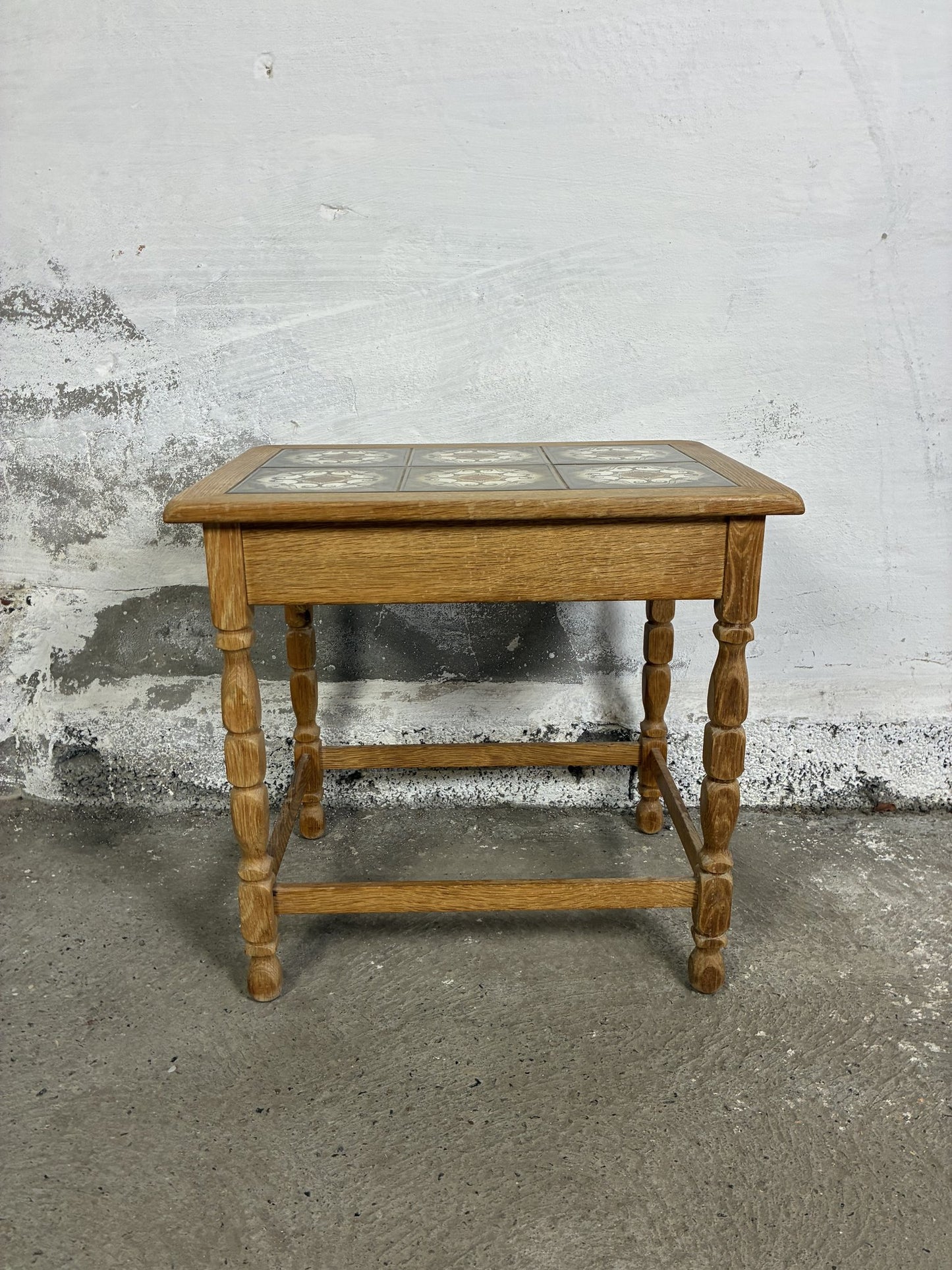 Oak side table 54x39x52