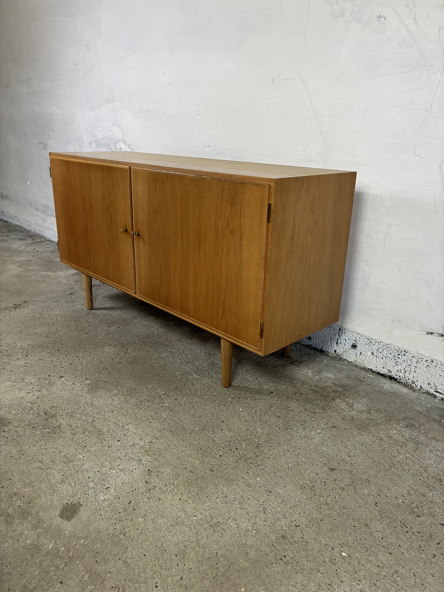 Low Oak sideboard by Hundevad 138x75x43
