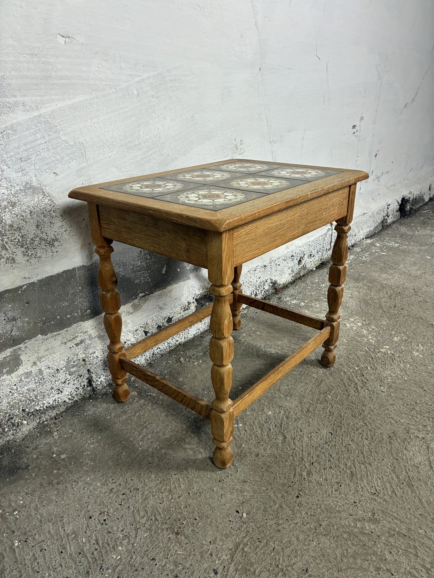 Oak side table 54x39x52