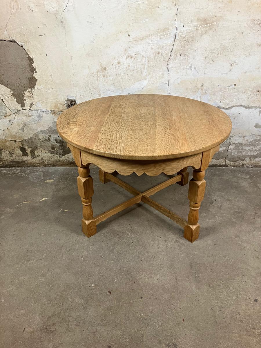 Round oak coffee table by Henning kjærnulf Ø85