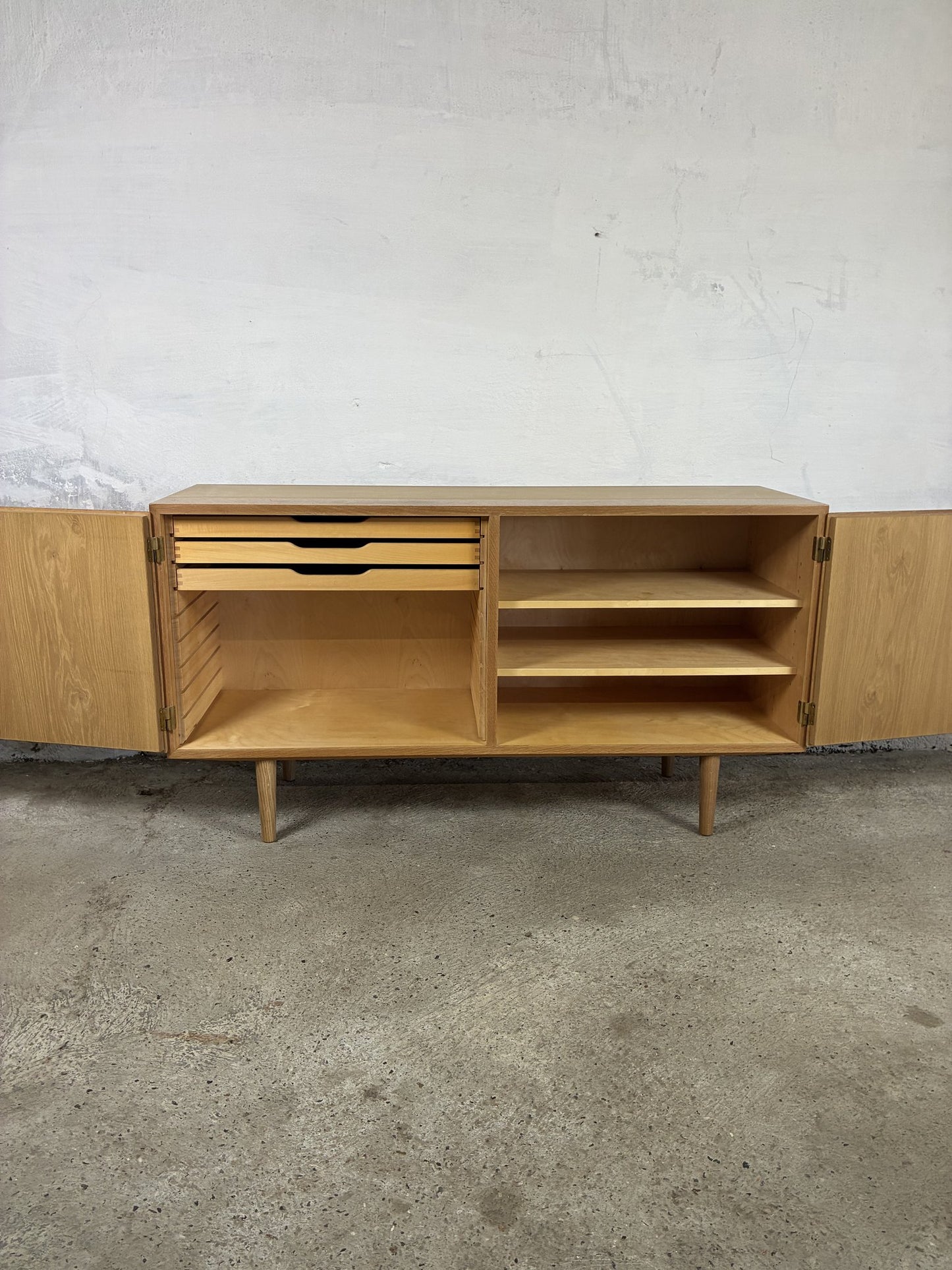 Low Oak sideboard by Hundevad 138x75x43