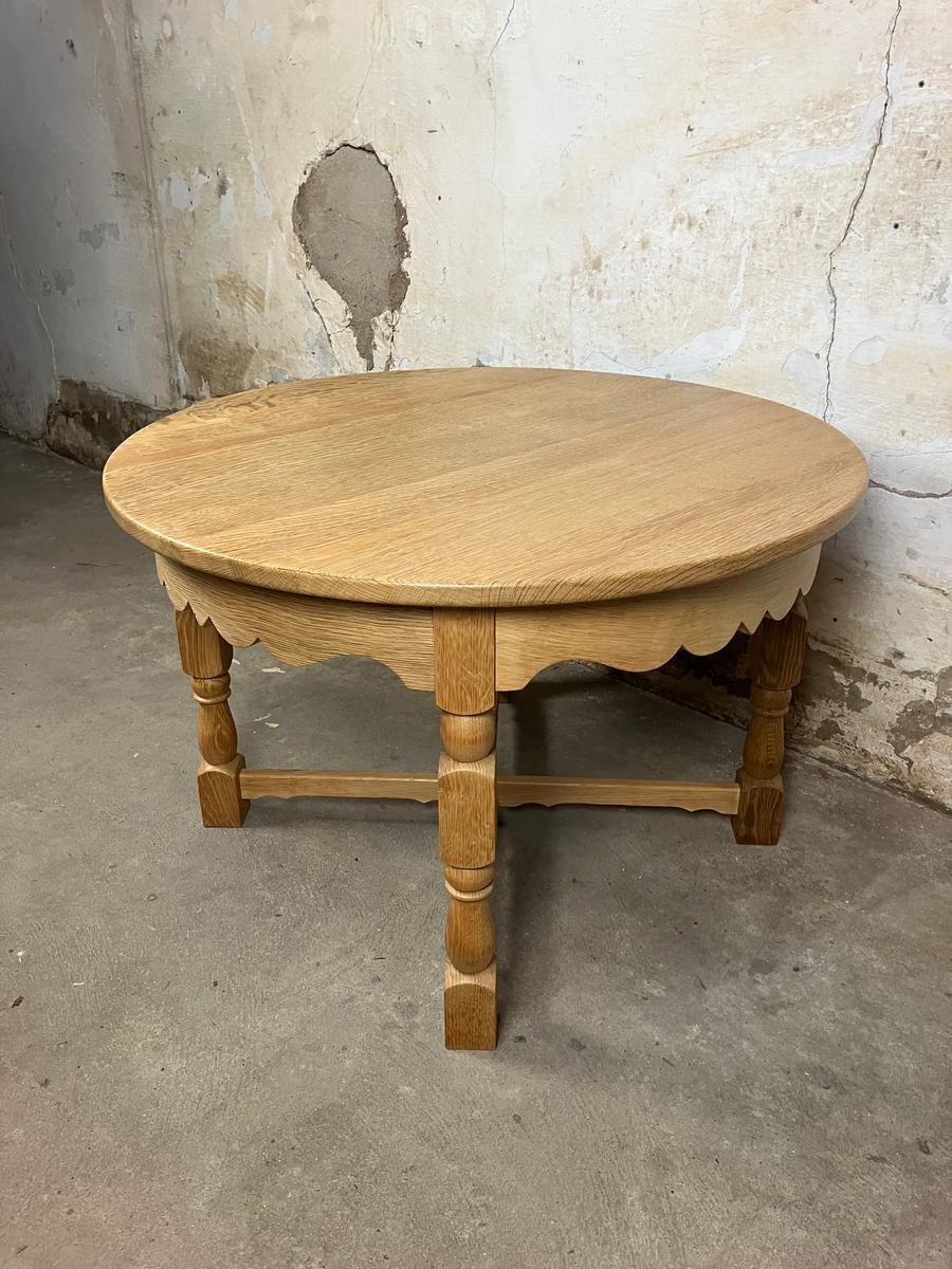 Round oak coffee table by Henning kjærnulf Ø85