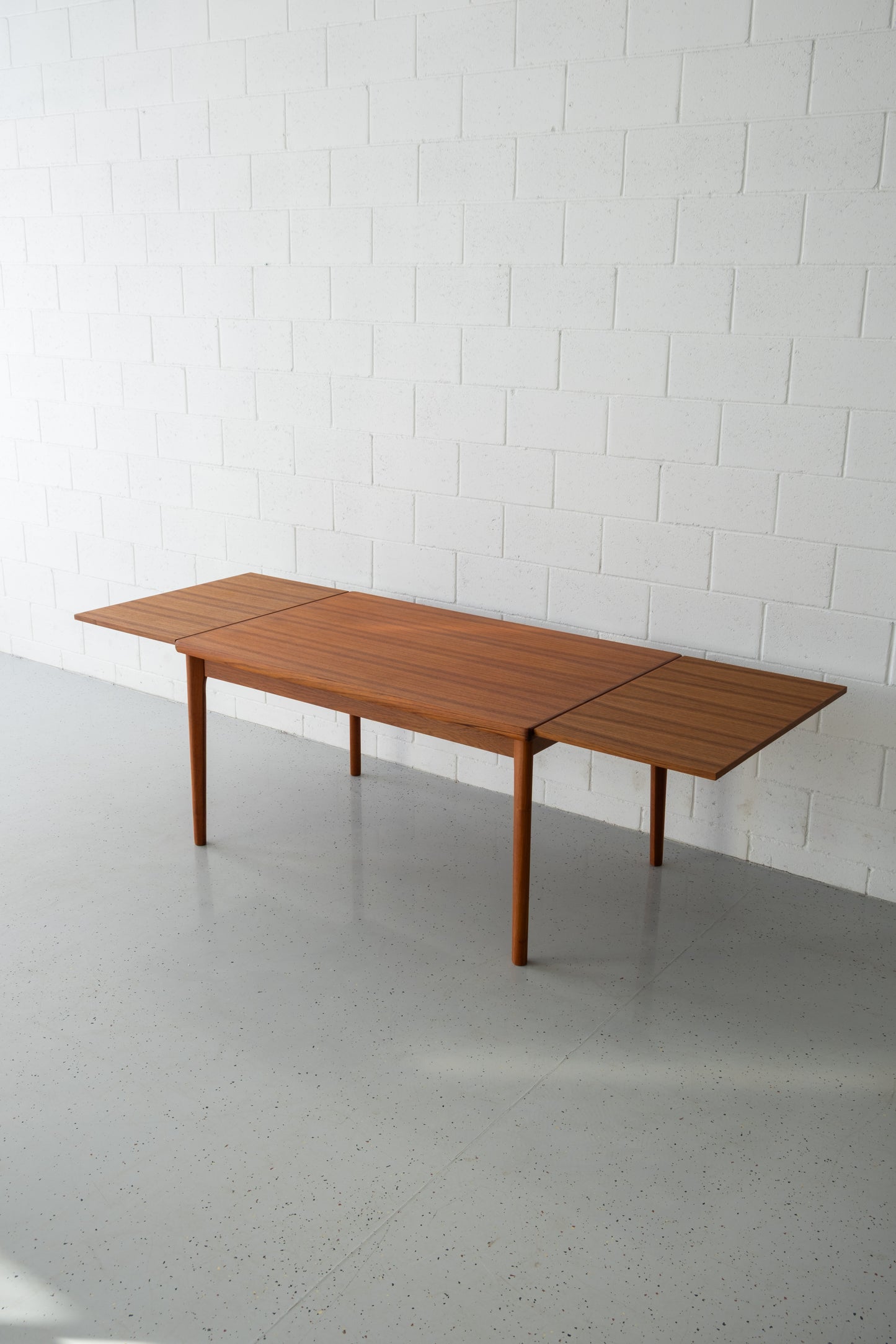 Henning Kjaernulf dining table
