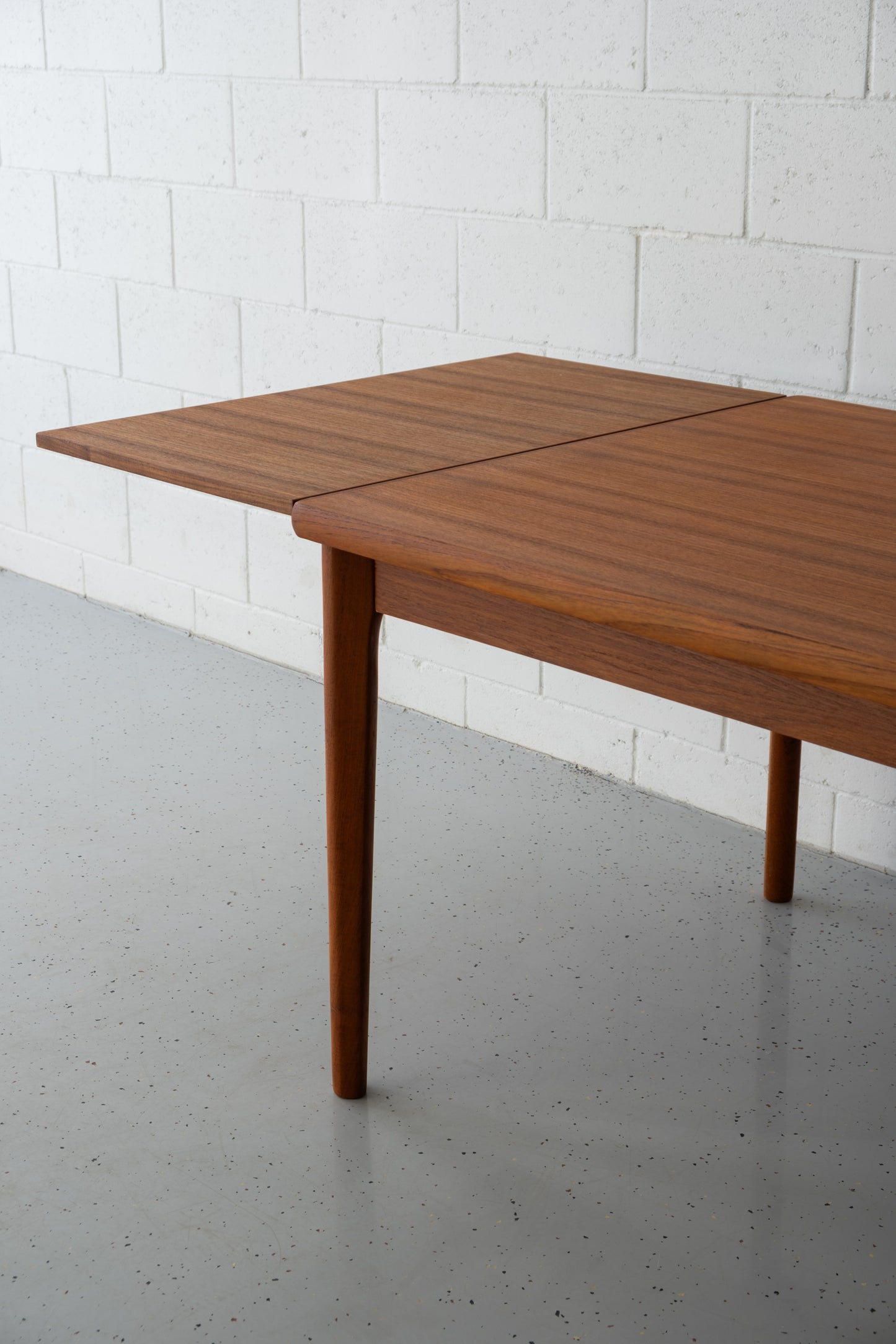 Henning Kjaernulf dining table