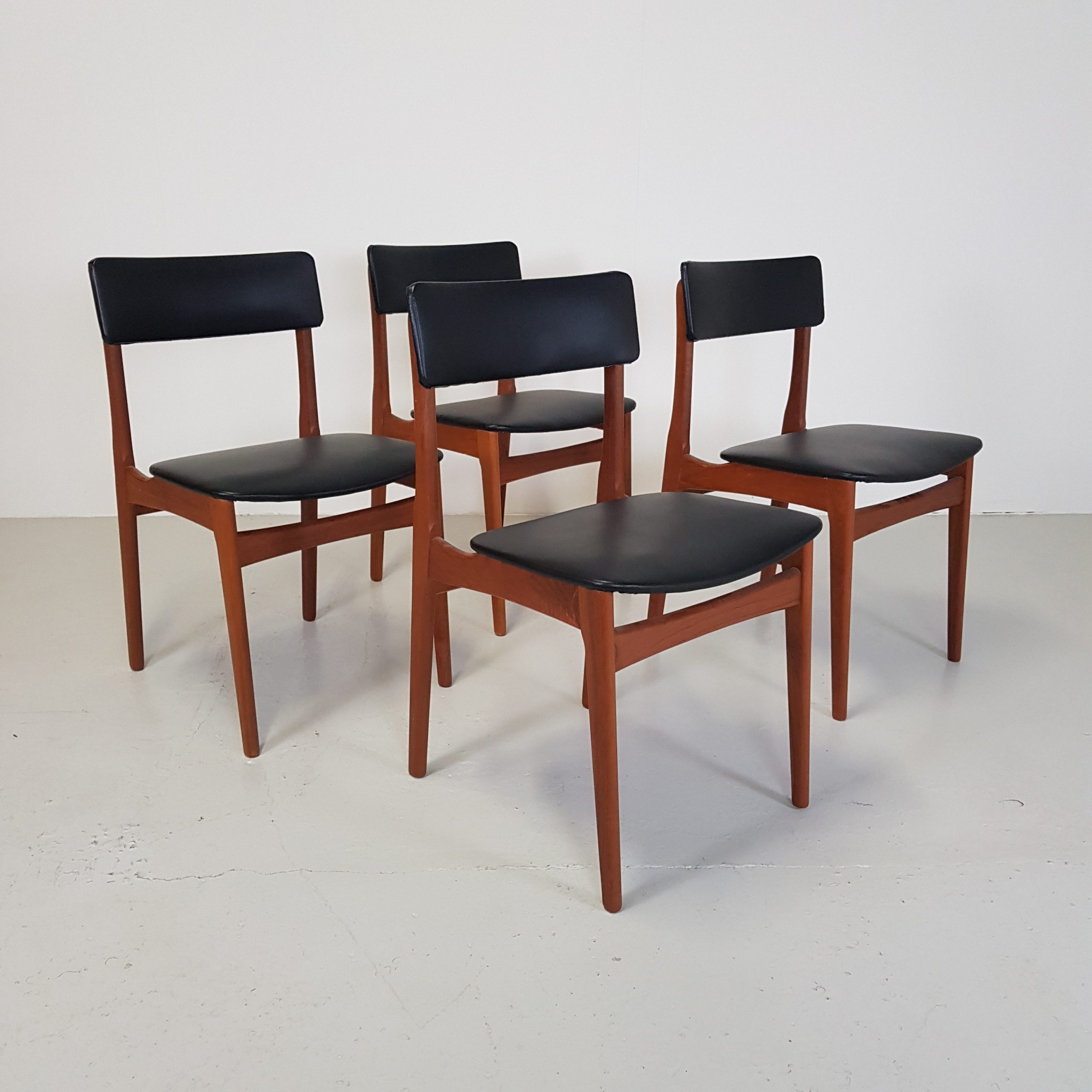 Dining chairs | Thorsøe Møbelfabrik | Teak and skai