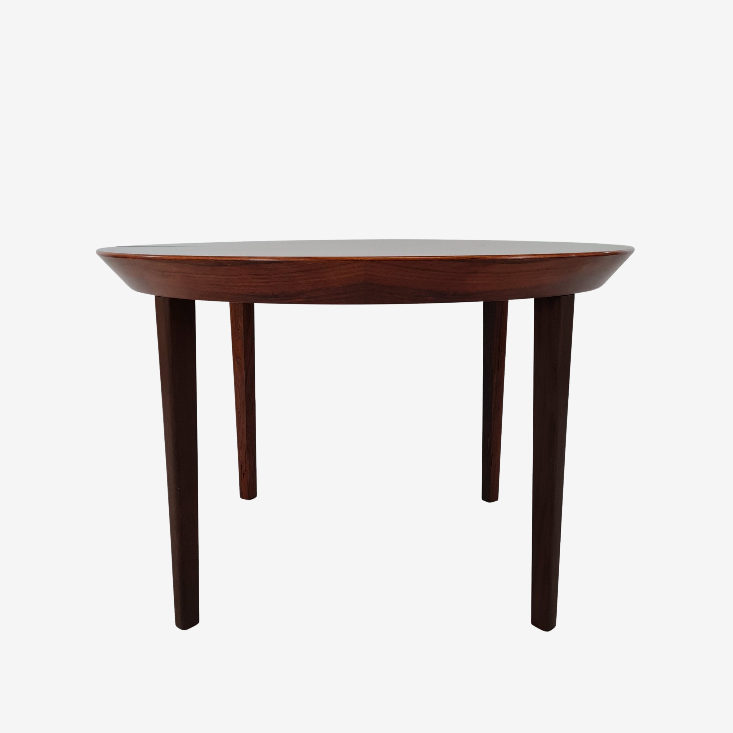 Round dining table in rosewood with extension plate | Ole Hald | Gudme Møbelfabrik