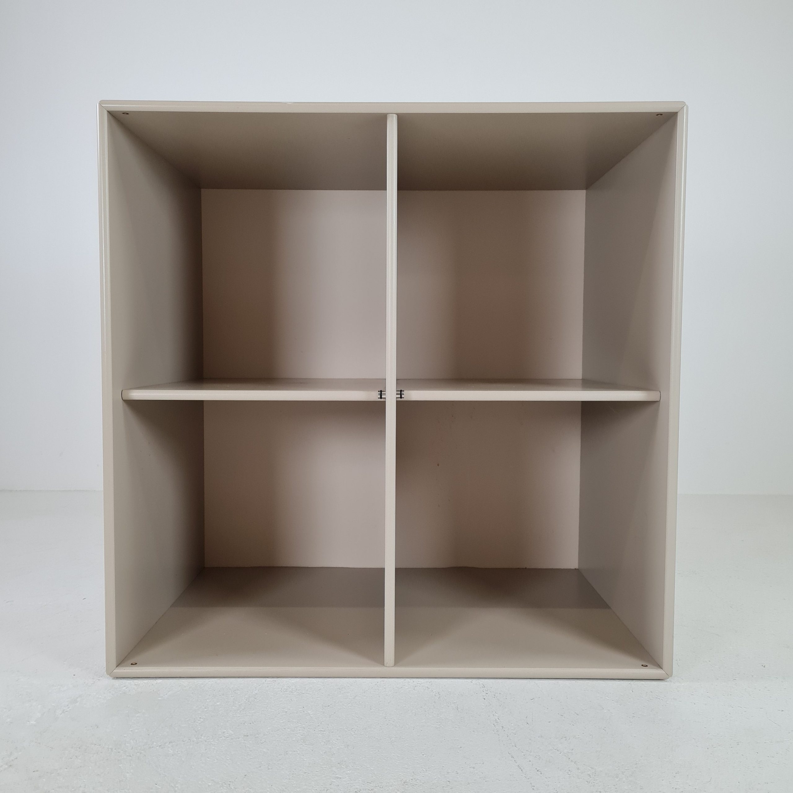 Bookcase with four compartments | Peter J. Lassen | Montana